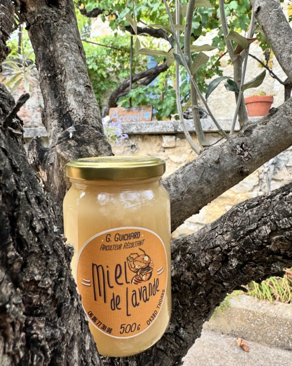 Le secret de nos petits déjeuners au Mas du Figuier Sisteron ? Un miel de lavande délicieusement parfumé, issu de nos belles collines provençales. Venez le découvrir lors de votre prochain séjour chez nous ! 🏞️✨